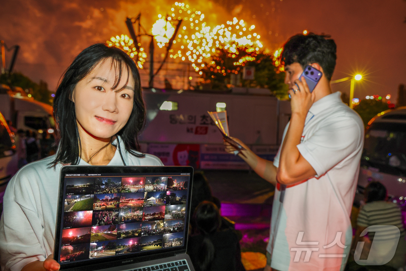 (서울=뉴스1) = 지난 5일 서울세계불꽃축제 2026’ 행사장에서 KT 직원들이 5G 단독모드(SA) 네트워크 슬라이싱 기술을 적용한 단말로 현장 안전관리용 통신망 품질을 점검하 …