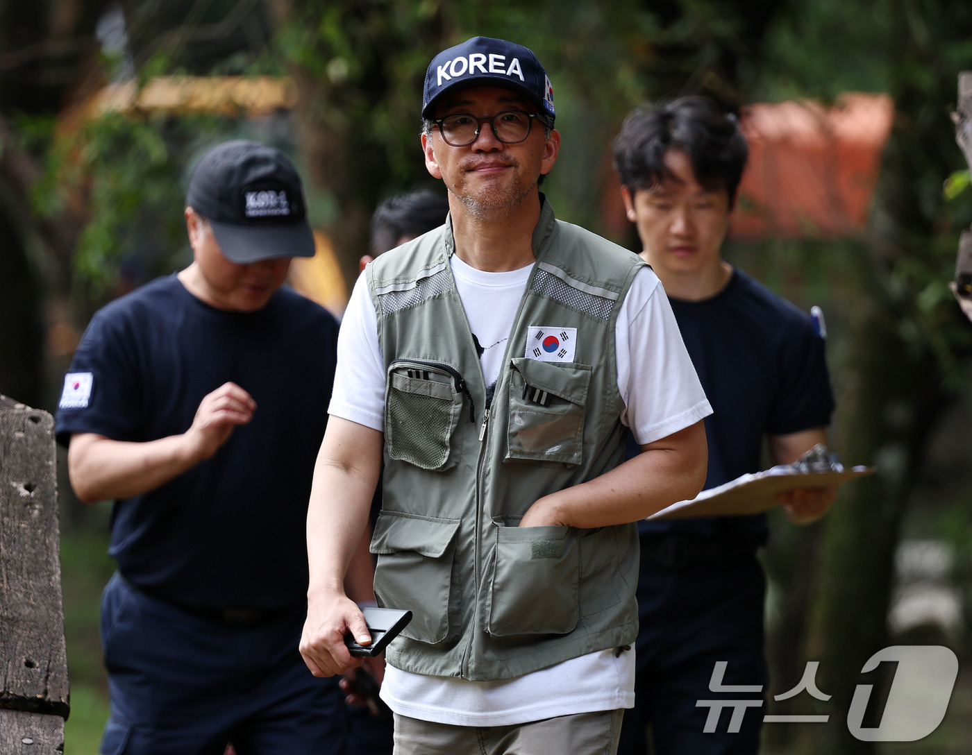 (바타르(네팔)=뉴스1) 구윤성 기자 = 이규호 한국 해외긴급구호대장이 6일(현지시간) 네팔 바그마티주 누와코트 바타르의 군기지에서 대원들을 피해현장에 보낸 뒤 베이스캠프로 이동하 …