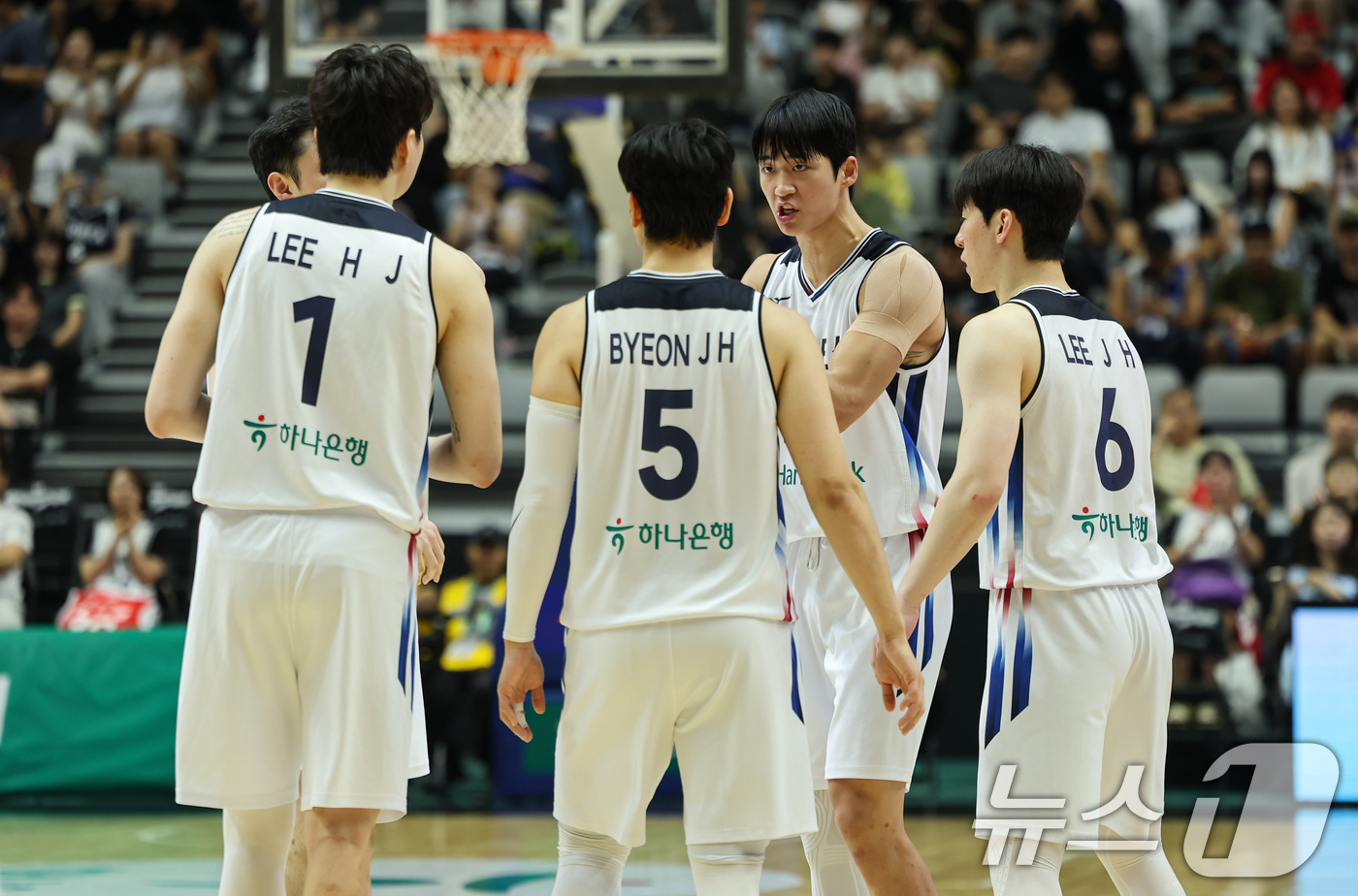 (수원=뉴스1) 김도우 기자 = 6일 경기도 수원시 KT소닉붐아레나에서 열린 남자농구 국가대표 평가전 대한민국과 필리핀의 경기, 대한민국 선수들이 대화를 나누고 있다. 2026.9 …