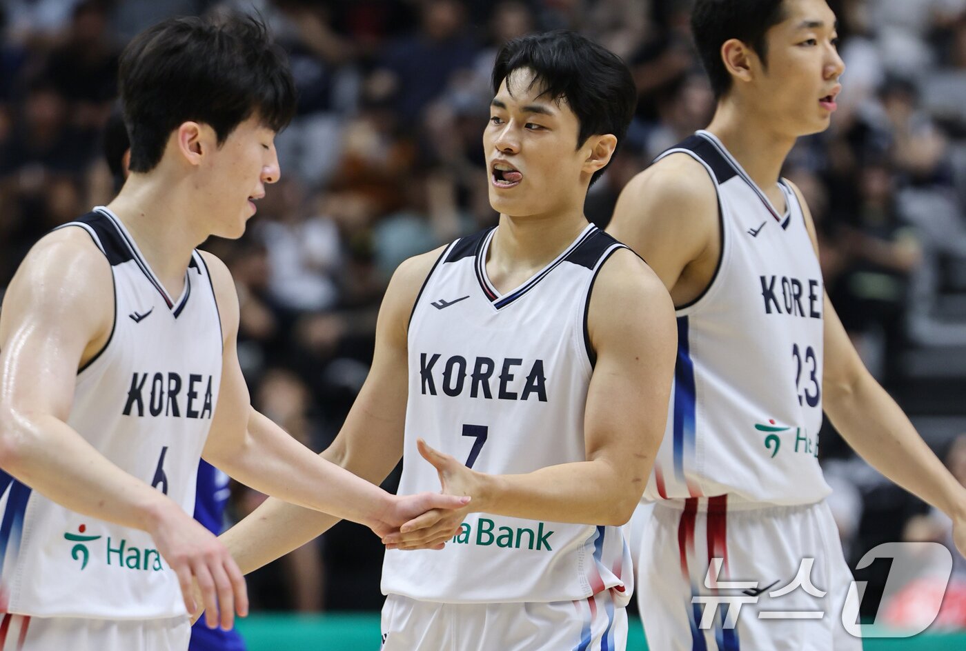 본문 이미지 - 6일 수원 KT소닉붐아레나에서 열린 남자농구 국가대표 평가전 대한민국과 필리핀의 경기, 유기상(7번)이 3점슛을 성공시킨 후 동료들과 기쁨을 나누고 있다. 2026.9.6 ⓒ 뉴스1 김도우 기자