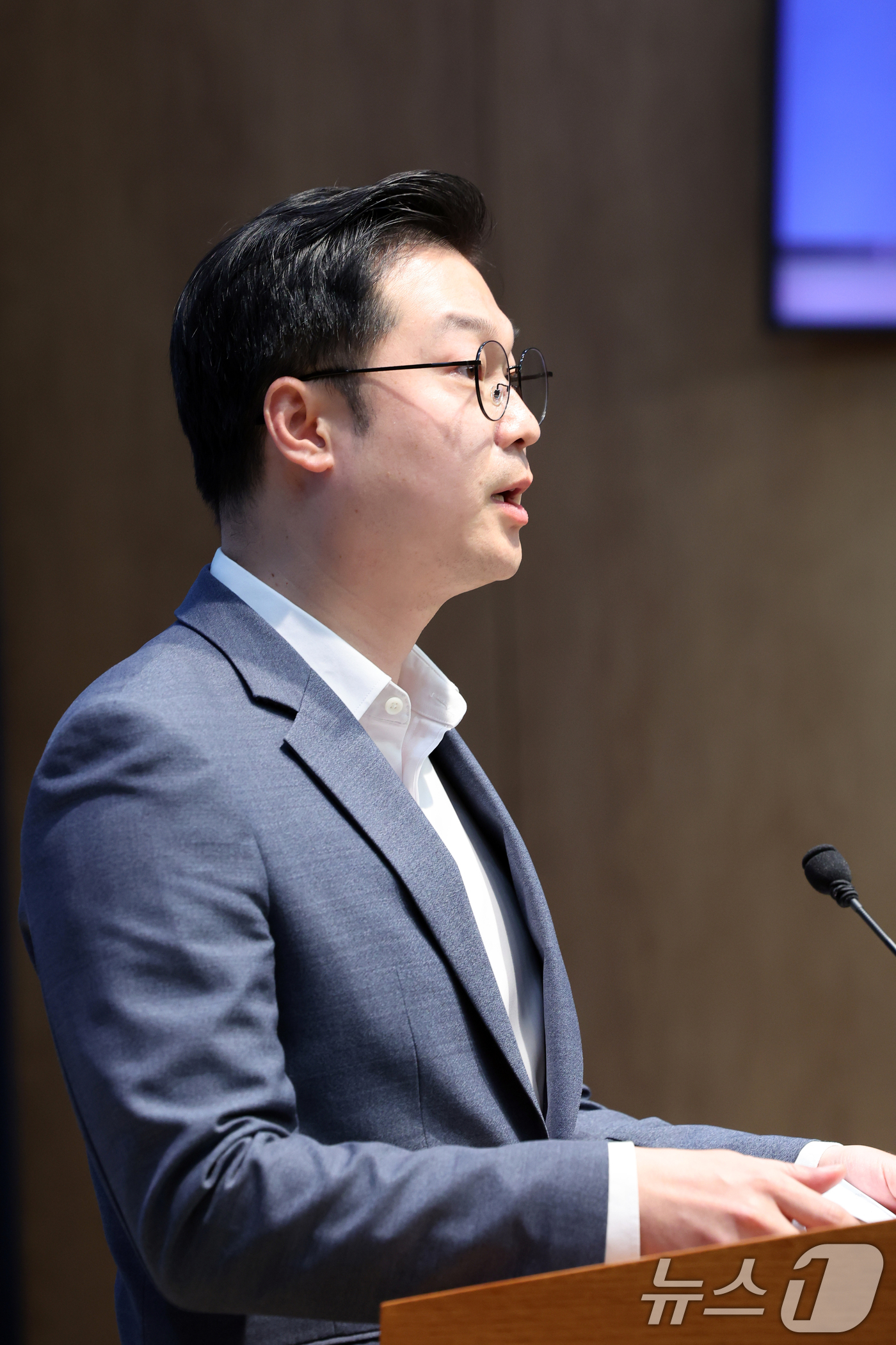 (서울=뉴스1) 황기선 기자 = 김동아 더불어민주당 의원이 6일 오후 서울 여의도 국회 소통관에서 한동훈 무소속 의원 고발 기자회견을 하고 있다.김 의원 이날 김승원 법무부 장관 …