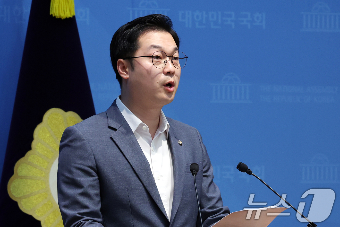 (서울=뉴스1) 황기선 기자 = 김동아 더불어민주당 의원이 6일 오후 서울 여의도 국회 소통관에서 한동훈 무소속 의원 고발 기자회견을 하고 있다.김 의원 이날 김승원 법무부 장관 …