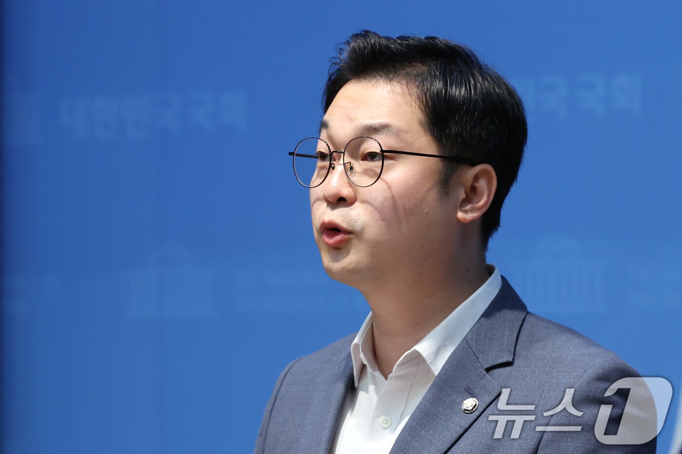 본문 이미지 - 김동아 더불어민주당 의원이 6일 오후 서울 여의도 국회 소통관에서 한동훈 무소속 의원 고발 기자회견을 하고 있다. 김 의원 이날 김승원 법무부 장관 후보자의 '신약 청탁 의혹'을 제기하며 한 의원이 공개한 녹취 등의 입수 경위가 불법이라며 고위공직자범주수사처에 고발한다고 밝혔다. 2026.9.6 ⓒ 뉴스1 황기선 기자