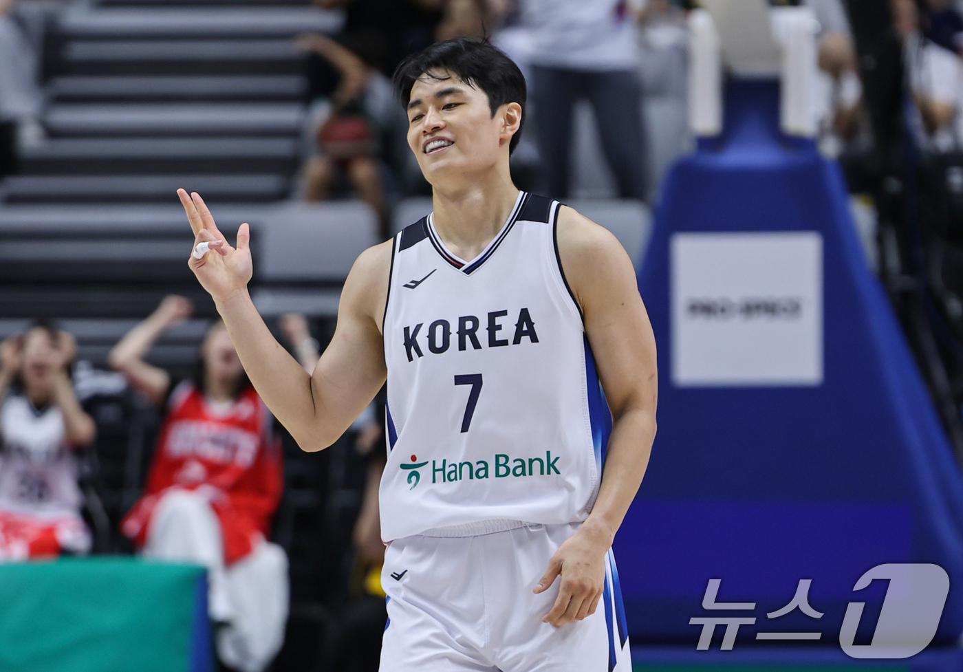 (수원=뉴스1) 김도우 기자 = 6일 경기도 수원시 KT소닉붐아레나에서 열린 남자농구 국가대표 평가전 대한민국과 필리핀의 경기, 대한민국 유기상이 3점슛을 성공시킨 후 기뻐하고 있 …
