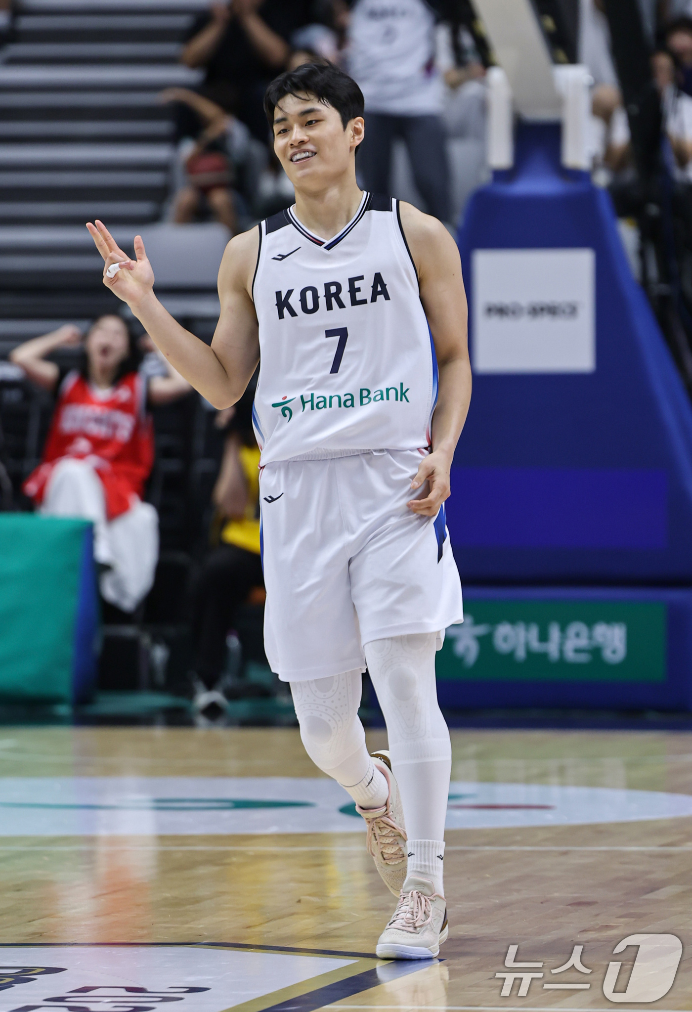 (수원=뉴스1) 김도우 기자 = 6일 경기도 수원시 KT소닉붐아레나에서 열린 남자농구 국가대표 평가전 대한민국과 필리핀의 경기, 대한민국 유기상이 3점슛을 성공시킨 후 기뻐하고 있 …