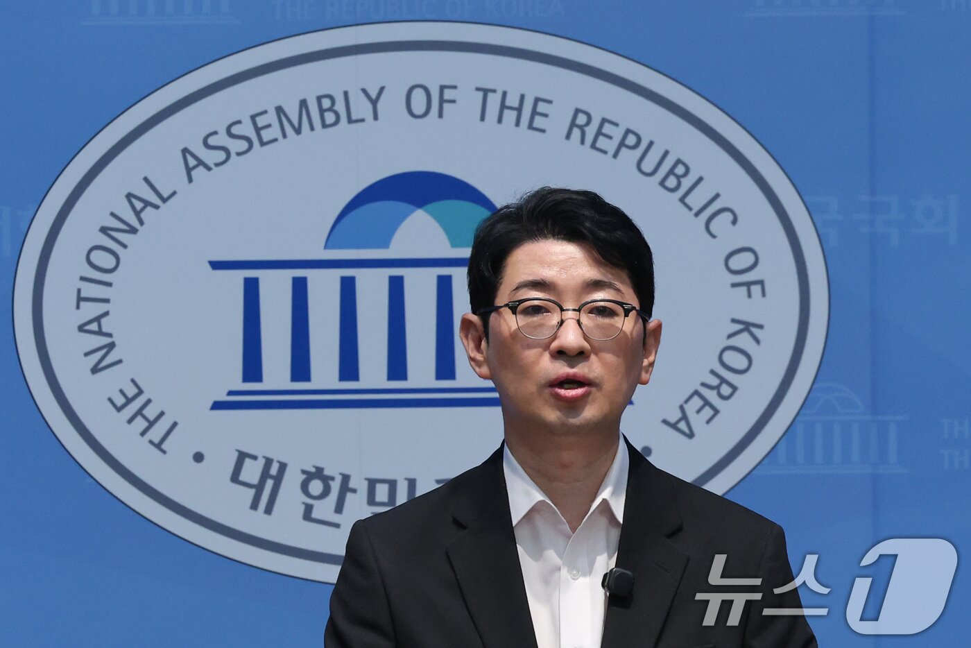 본문 이미지 - 주진우 국민의힘 의원이 6일 오후 서울 여의도 국회 소통관에서 김승원 법무부 장관 후보자 인사청문 관련 기자회견을 하고 있다. 주 의원은 이날 김 장관 후보자 가족이 일하는 사회적협동조합이 4년간 정부 바우처 수익 8억 7877만 원을 올렸고, 이 가운데 38%에 해당하는 3억 3143만 원이 김 후보자의 배우자와 두 자녀에게 급여로 지급됐다고 주장했다. 2026.9.6 ⓒ 뉴스1 황기선 기자