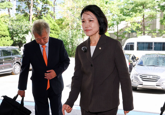 이진숙, 김민석 고소 후 첫 조사 출석
