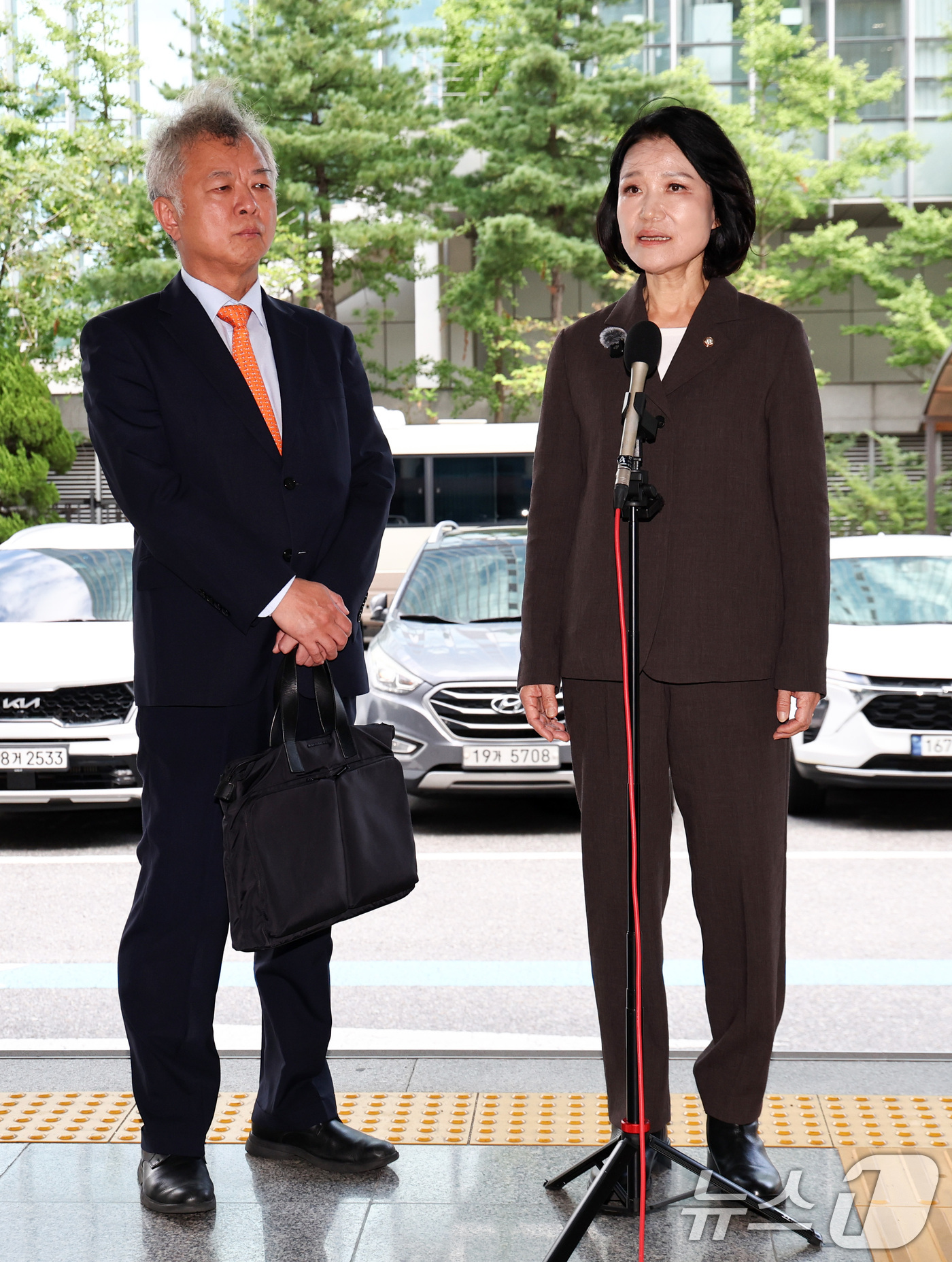 (서울=뉴스1) 최지환 기자 = 이진숙 국민의힘 의원이 6일 오후 서울 영등포구 영등포경찰서에서 김민석 더불어민주당 대표 모욕 혐의 고소 사건과 관련해 고소인 조사에 출석하며 입장 …