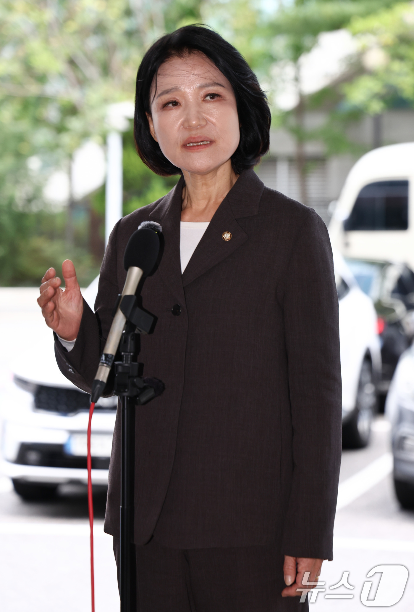(서울=뉴스1) 최지환 기자 = 이진숙 국민의힘 의원이 6일 오후 서울 영등포구 영등포경찰서에서 김민석 더불어민주당 대표 모욕 혐의 고소 사건과 관련해 고소인 조사에 출석하며 입장 …