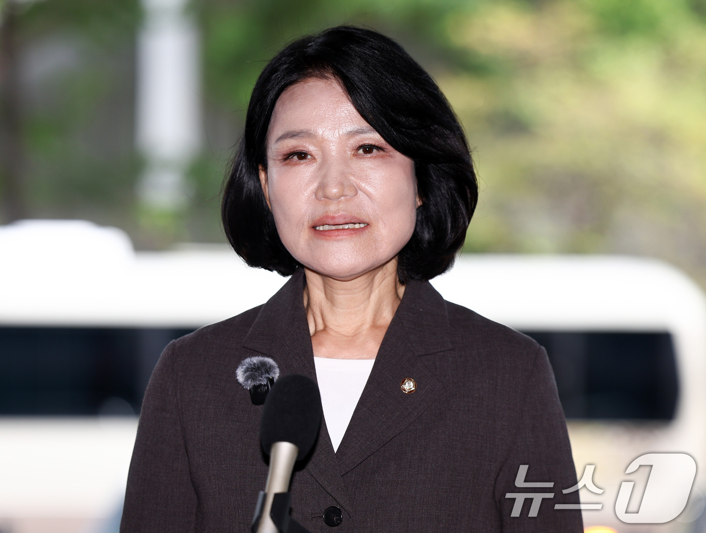 (서울=뉴스1) 최지환 기자 = 이진숙 국민의힘 의원이 6일 오후 서울 영등포구 영등포경찰서에서 김민석 더불어민주당 대표 모욕 혐의 고소 사건과 관련해 고소인 조사에 출석하며 입장 …