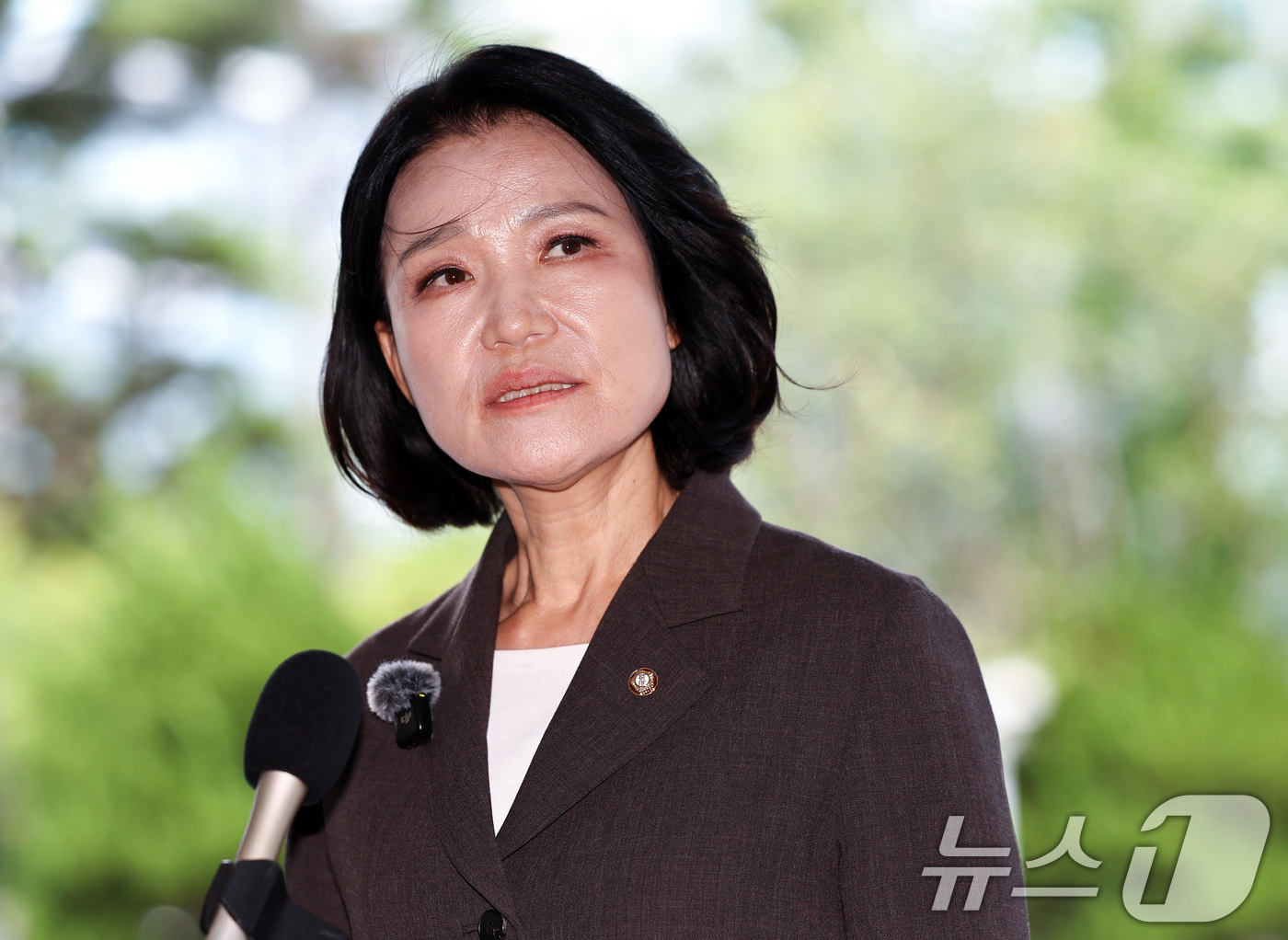 (서울=뉴스1) 최지환 기자 = 이진숙 국민의힘 의원이 6일 오후 서울 영등포구 영등포경찰서에서 김민석 더불어민주당 대표 모욕 혐의 고소 사건과 관련해 고소인 조사에 출석하며 입장 …