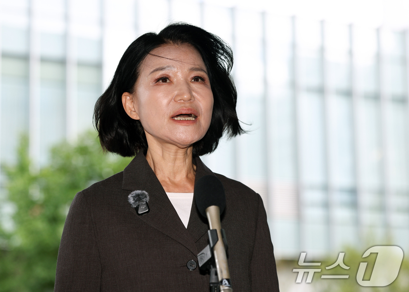 (서울=뉴스1) 최지환 기자 = 이진숙 국민의힘 의원이 6일 오후 서울 영등포구 영등포경찰서에서 김민석 더불어민주당 대표 모욕 혐의 고소 사건과 관련해 고소인 조사에 출석하며 입장 …