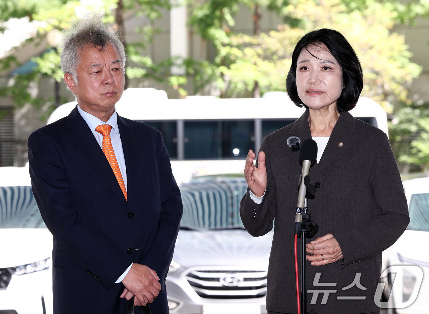 (서울=뉴스1) 최지환 기자 = 이진숙 국민의힘 의원이 6일 오후 서울 영등포구 영등포경찰서에서 김민석 더불어민주당 대표 모욕 혐의 고소 사건과 관련해 고소인 조사에 출석하며 입장 …