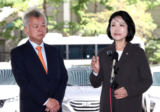 경찰 출석하며 입장 밝히는 이진숙 의원 '김민석 대표 고소'