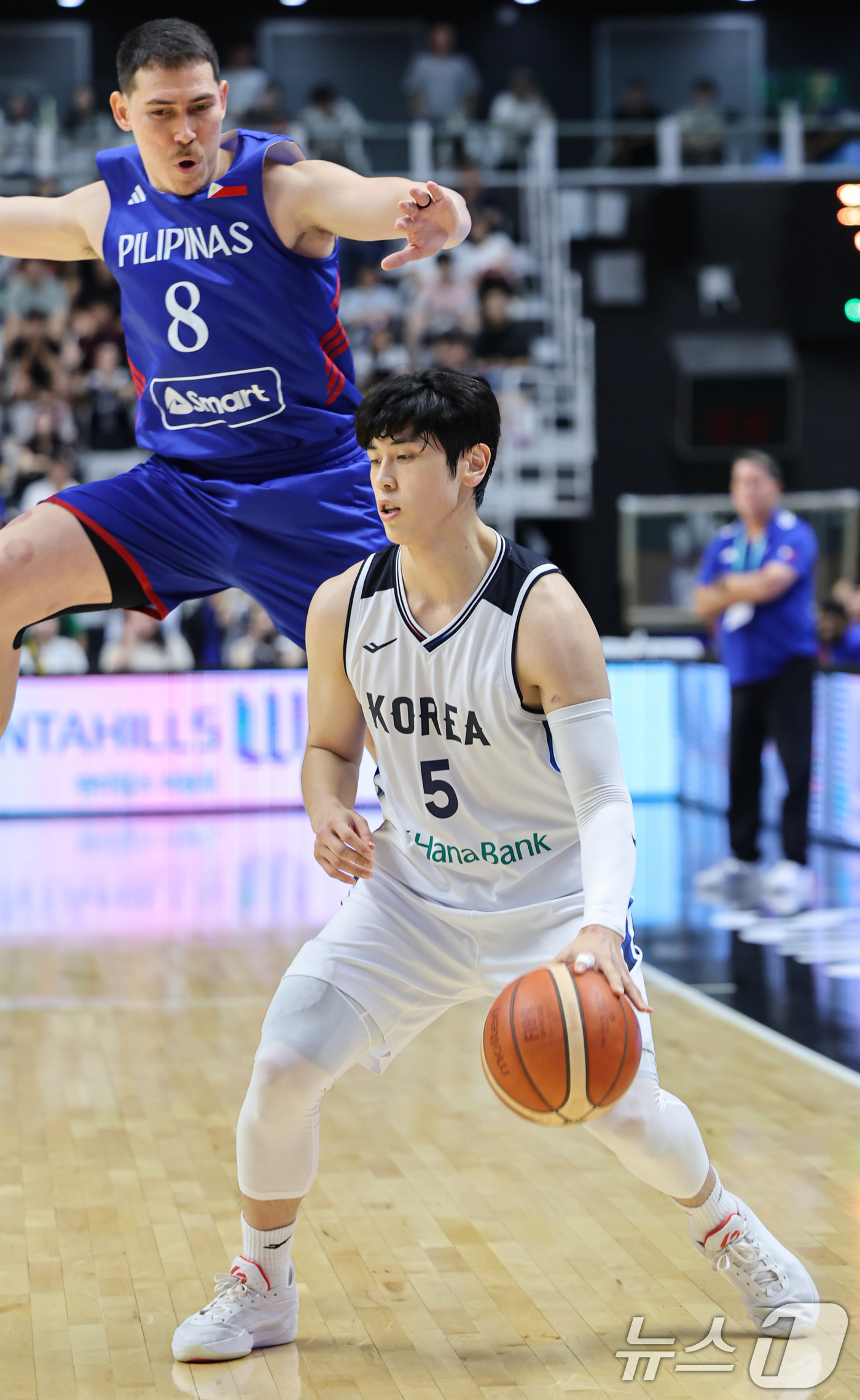 (수원=뉴스1) 김도우 기자 = 6일 경기도 수원시 KT소닉붐아레나에서 열린 남자농구 국가대표 평가전 대한민국과 필리핀의 경기, 대한민국 변준형이 공격을 시도하고 있다. 2026. …