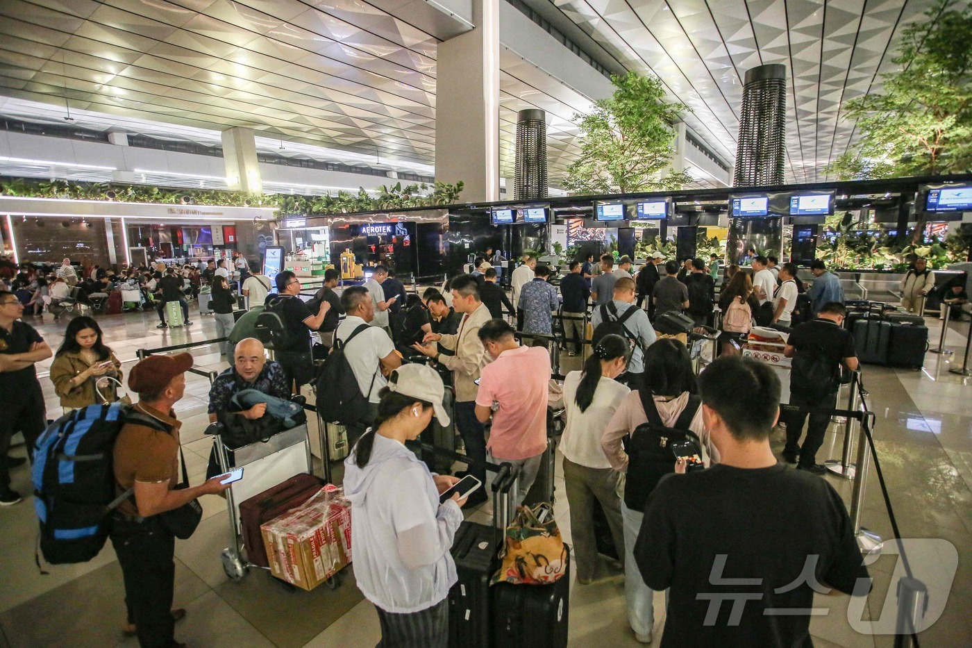(AFP=뉴스1) 윤다정 기자 = 6일(현지시간) 인도네시아 수카르노 하타 국제공항 운영이 아낙 크라카타우 화산 폭발로 중단되면서 발이 묶인 승객들이 대기하고 있다. 2026.09 …