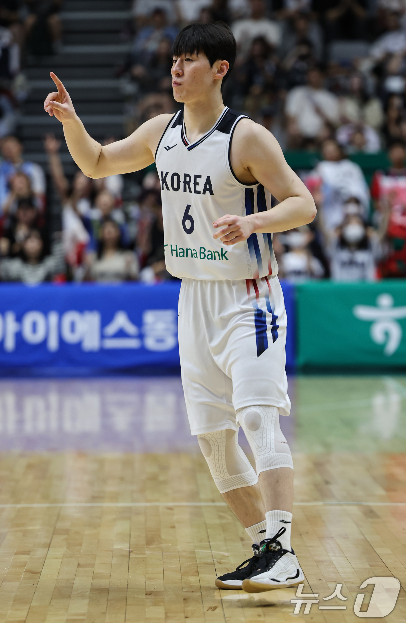 (수원=뉴스1) 김도우 기자 = 6일 경기도 수원시 KT소닉붐아레나에서 열린 남자농구 국가대표 평가전 대한민국과 필리핀의 경기, 대한민국 이정현이 슛을 성공시키고 기뻐하고 있다. …