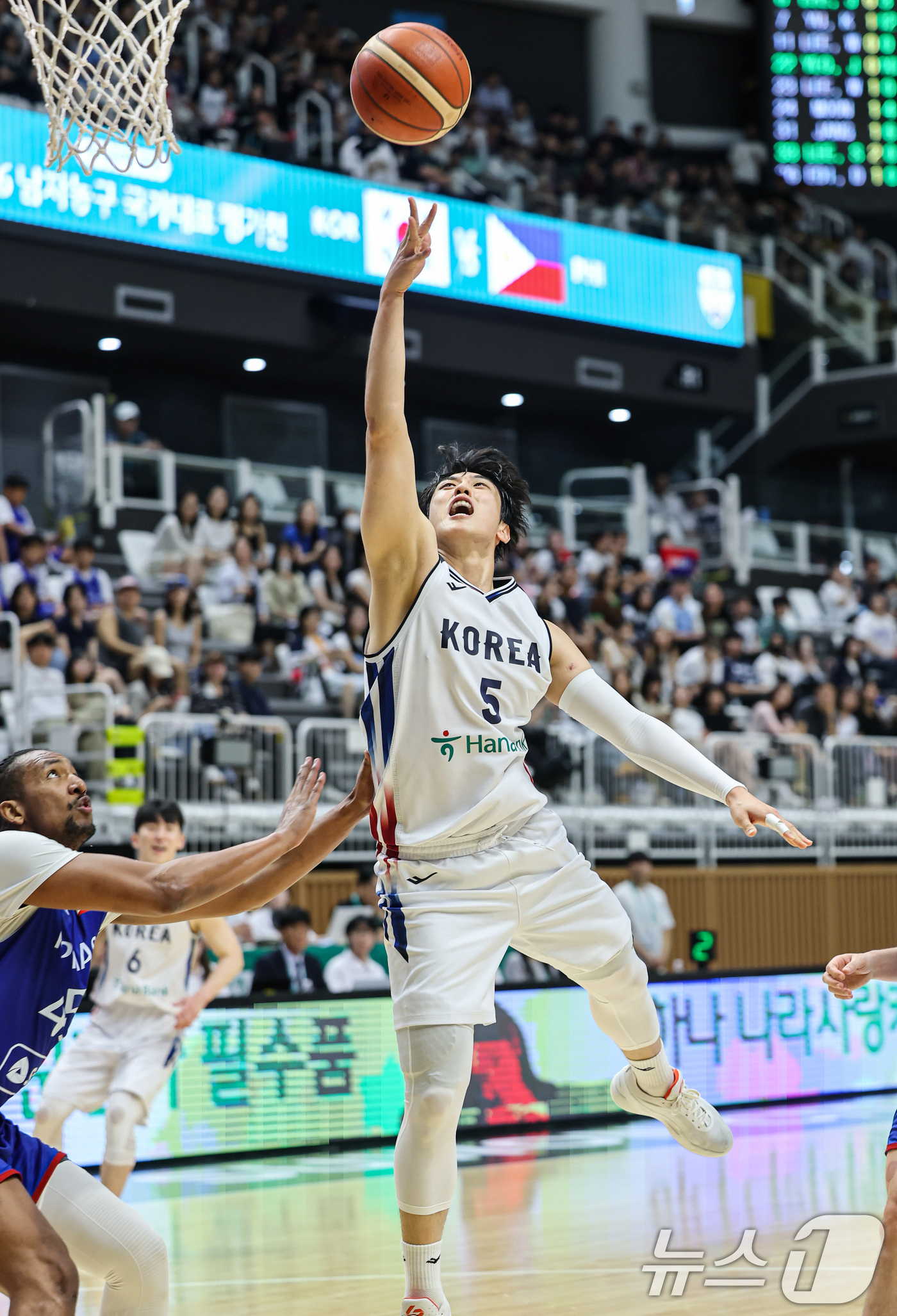 (수원=뉴스1) 김도우 기자 = 6일 경기도 수원시 KT소닉붐아레나에서 열린 남자농구 국가대표 평가전 대한민국과 필리핀의 경기, 대한민국 변준형이 공격을 시도하고 있다. 2026. …