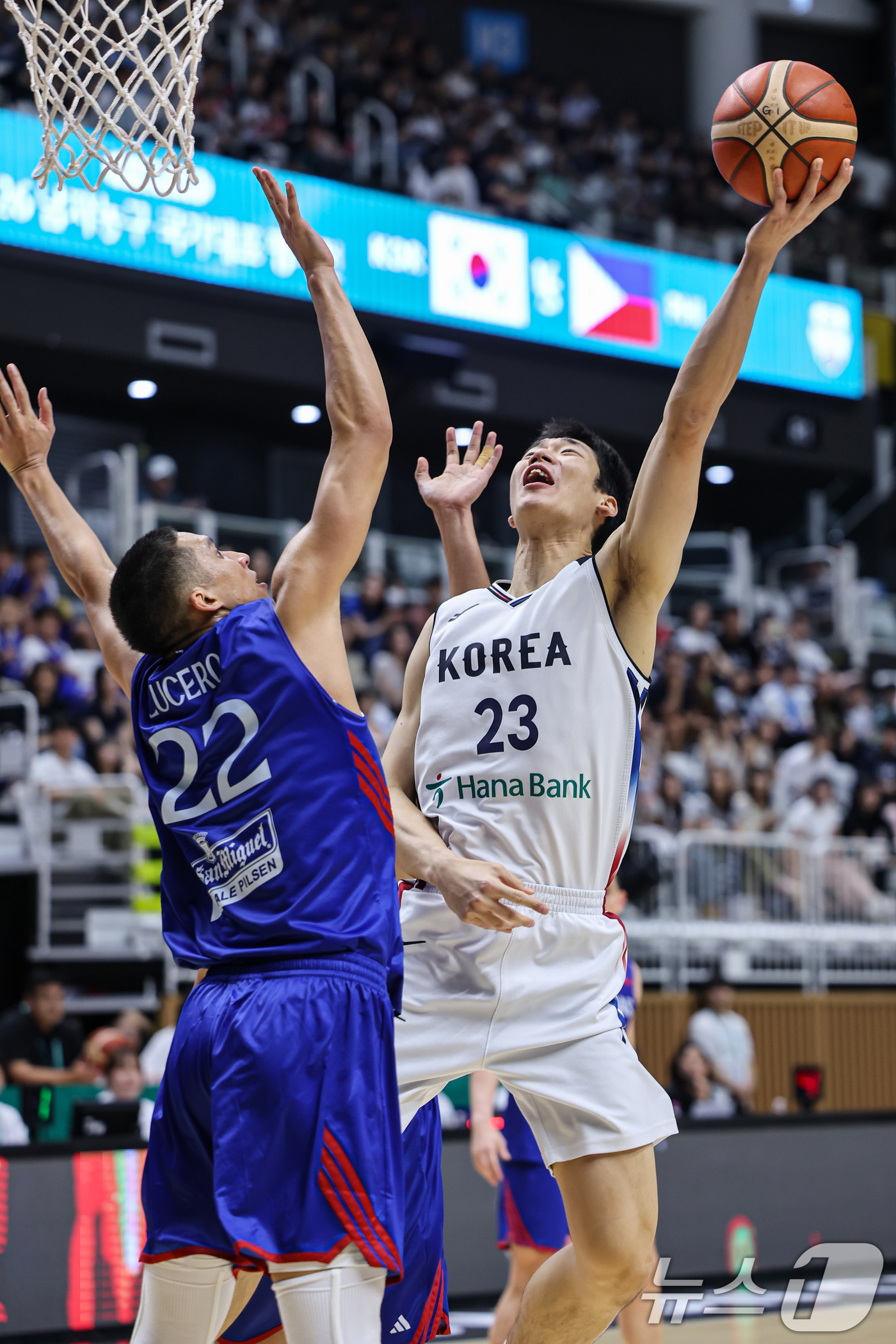 (수원=뉴스1) 김도우 기자 = 6일 경기도 수원시 KT소닉붐아레나에서 열린 남자농구 국가대표 평가전 대한민국과 필리핀의 경기, 대한민국 이원석이 공격을 시도하고 있다. 2026. …