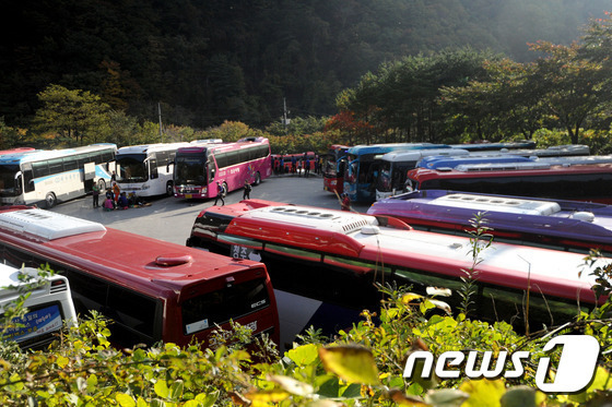 '강원의 가을' 만나러 왔다…4대 국립공원 1만8000명 몰려