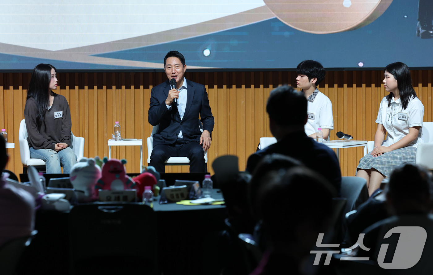 (서울=뉴스1) 이광호 기자 = 오세훈 서울시장이 6일 오후 서울시청에서 열린 서울런 5주년 성과공유회에서 서울런 학생 및 멘토와 간담회를 하고 있다.  2026.9.6/뉴스1