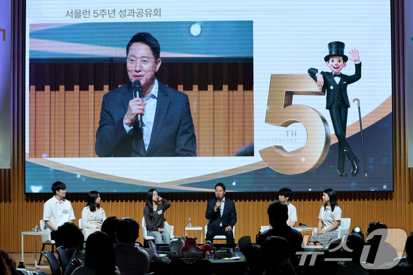 (서울=뉴스1) 이광호 기자 = 오세훈 서울시장이 6일 오후 서울시청에서 열린 서울런 5주년 성과공유회에서 서울런 학생 및 멘토와 간담회를 하고 있다.  2026.9.6/뉴스1