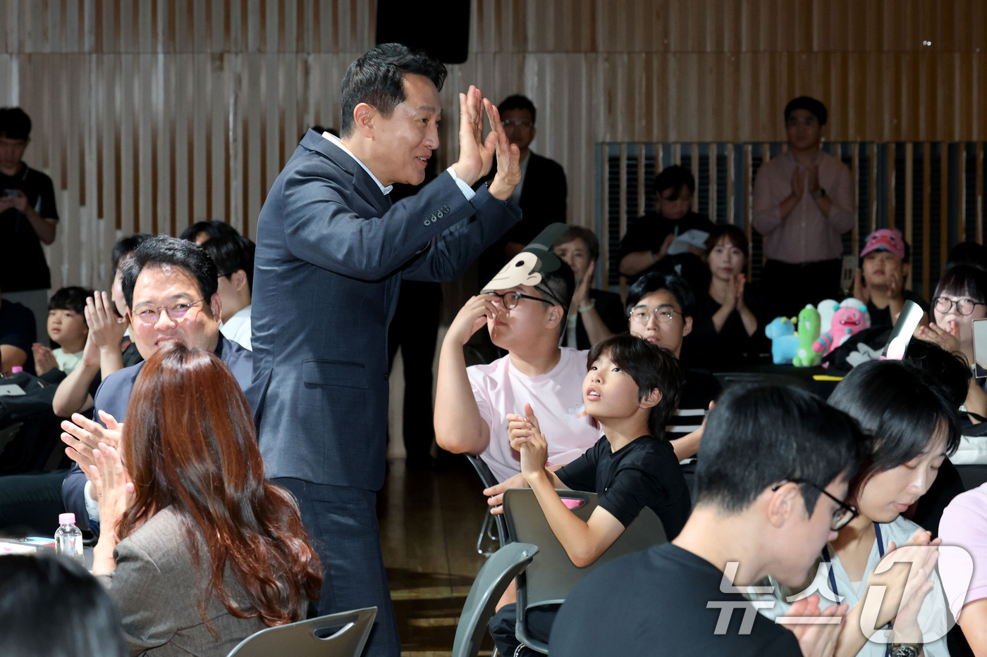 (서울=뉴스1) 이광호 기자 = 오세훈 서울시장이 6일 오후 서울시청에서 열린 서울런 5주년 성과공유회에서 참석자들에게 인사하고 있다.  2026.9.6/뉴스1