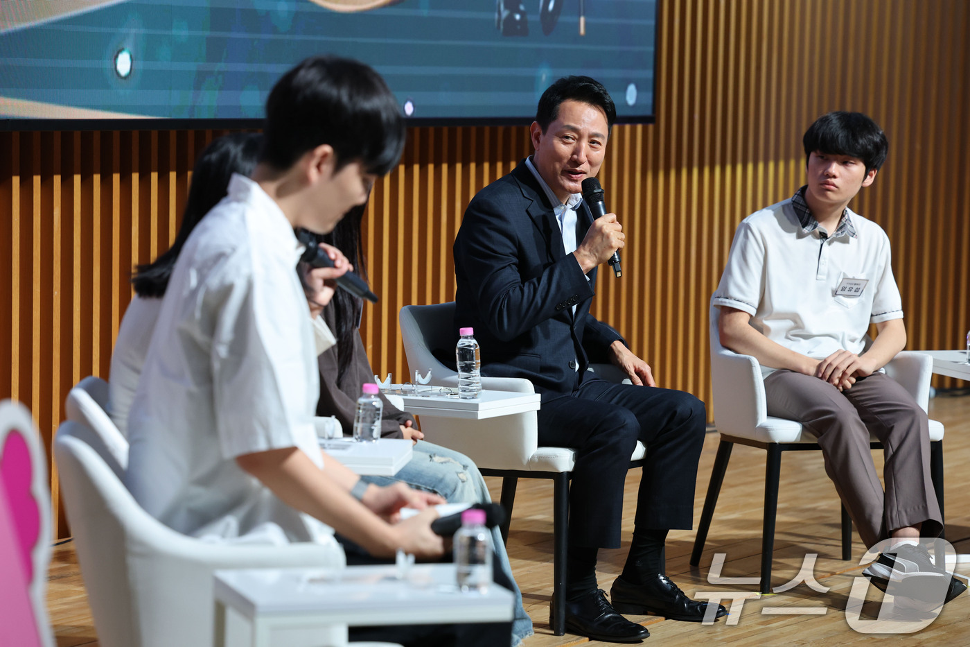 (서울=뉴스1) 이광호 기자 = 오세훈 서울시장이 6일 오후 서울시청에서 열린 서울런 5주년 성과공유회에서 서울런 학생 및 멘토와 간담회를 하고 있다.  2026.9.6/뉴스1