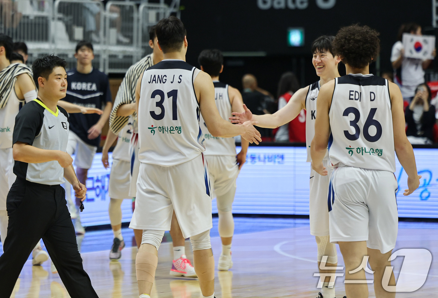 (수원=뉴스1) 김도우 기자 = 6일 경기도 수원시 KT소닉붐아레나에서 열린 남자농구 국가대표 평가전 대한민국과 필리핀의 경기, 대한민국 선수들이 69대42로 승리 후 기쁨을 나누 …
