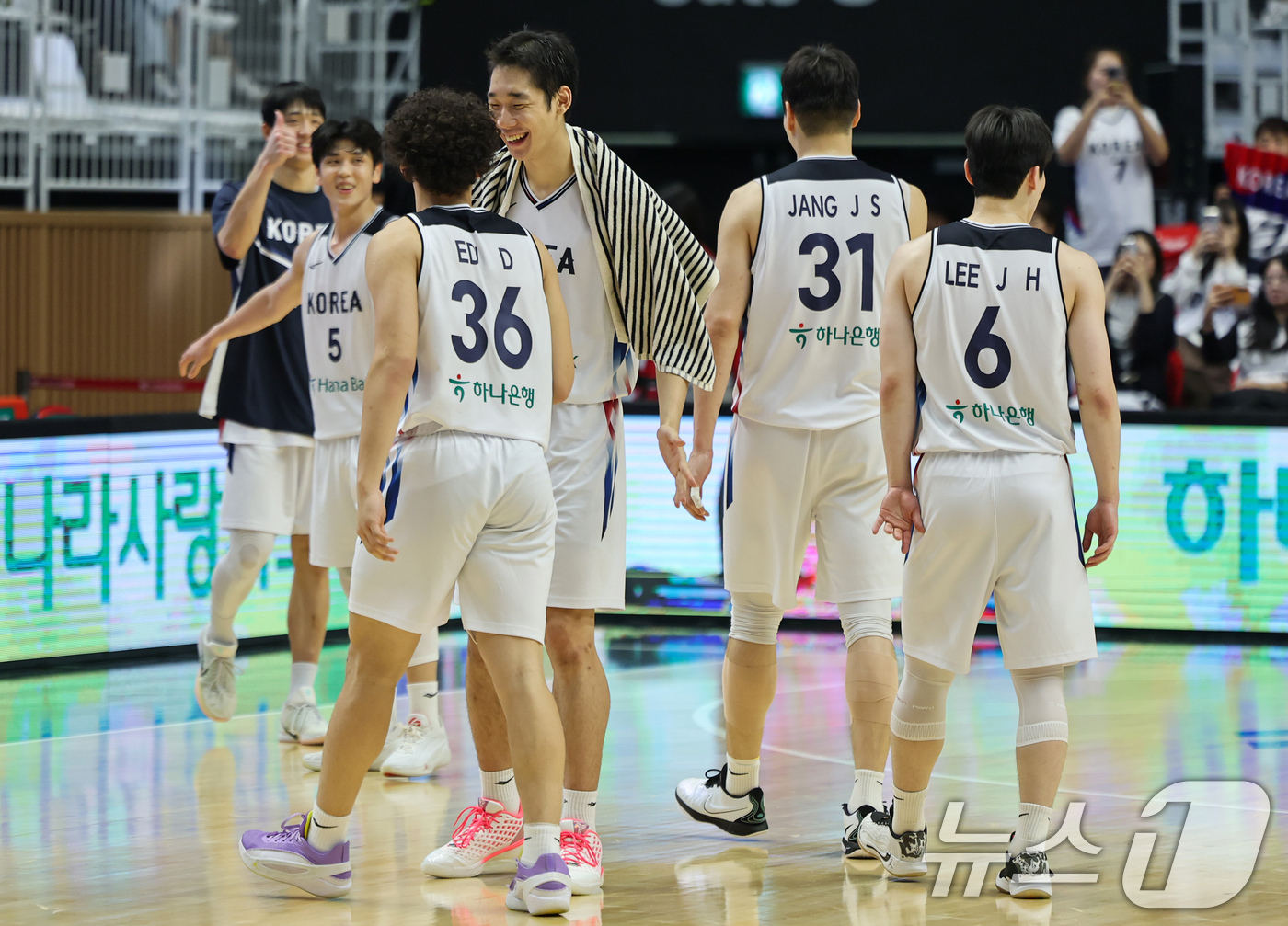 (수원=뉴스1) 김도우 기자 = 6일 경기도 수원시 KT소닉붐아레나에서 열린 남자농구 국가대표 평가전 대한민국과 필리핀의 경기, 대한민국 선수들이 69대42로 승리 후 기쁨을 나누 …
