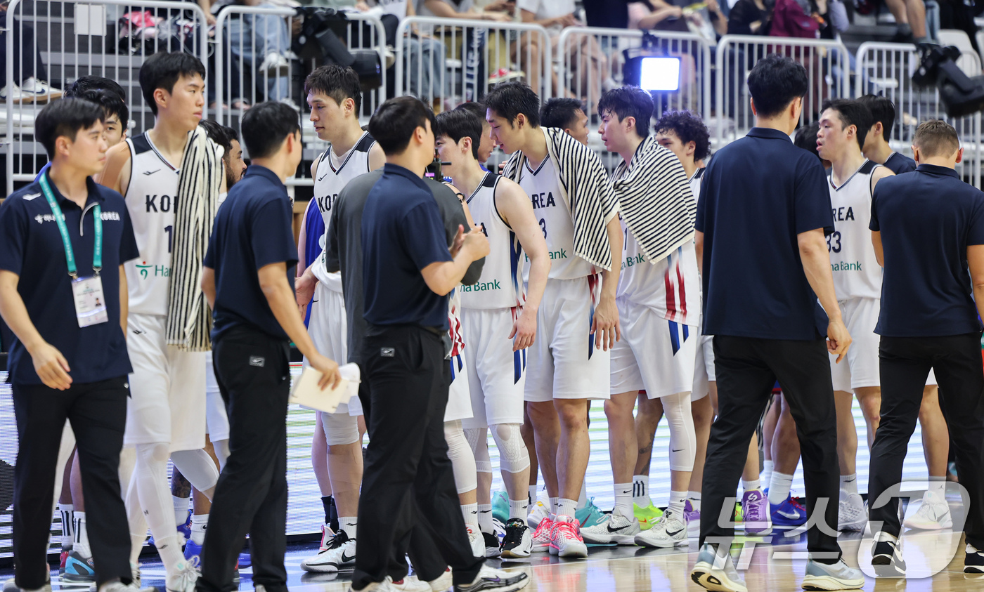 (수원=뉴스1) 김도우 기자 = 6일 경기도 수원시 KT소닉붐아레나에서 열린 남자농구 국가대표 평가전 대한민국과 필리핀의 경기, 대한민국 선수들이 69대42로 승리 후 상대팀 선수 …