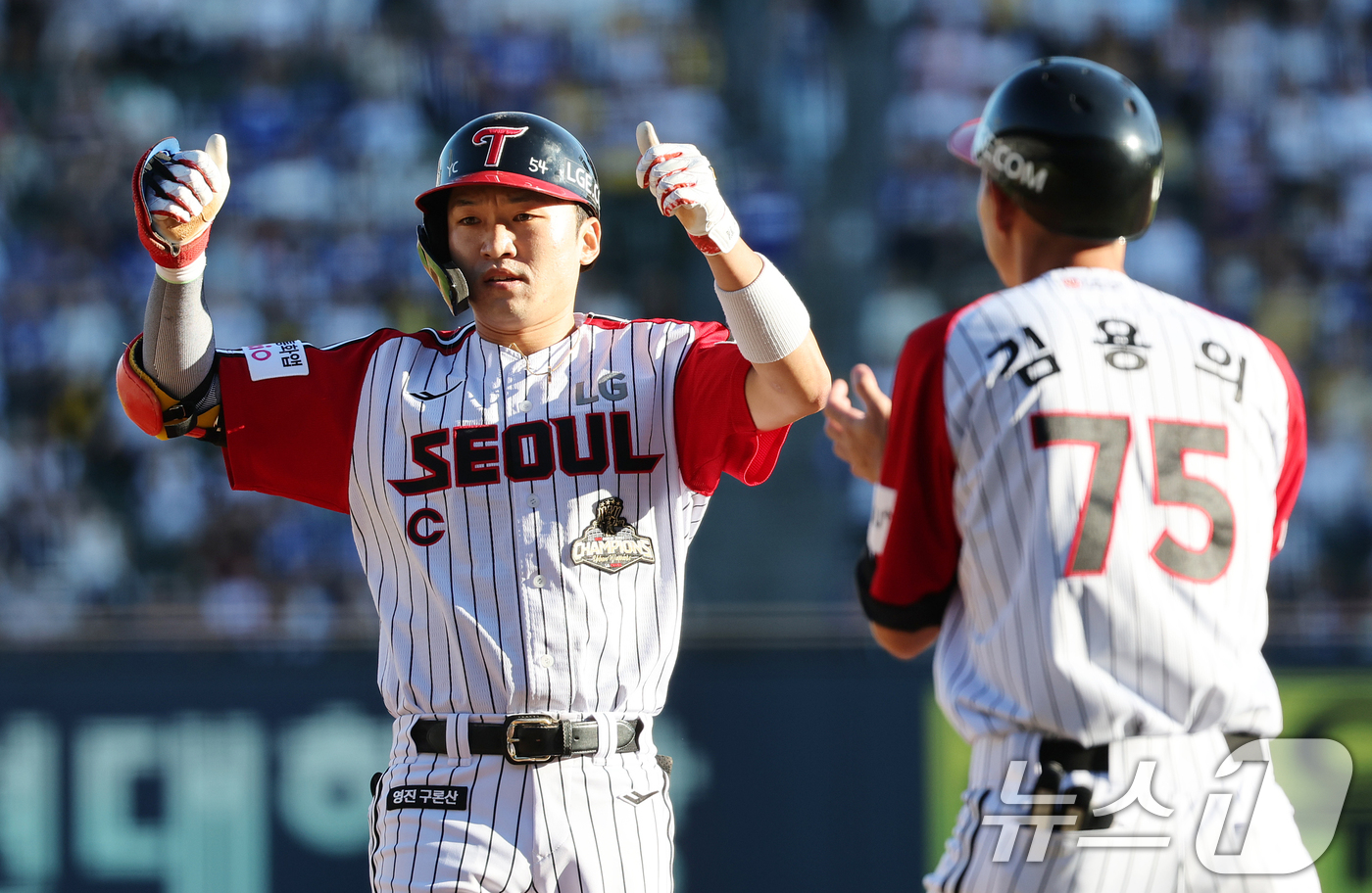(서울=뉴스1) 김진환 기자 = 6일 오후 서울 송파구 잠실야구장에서 열린 프로야구 '2026 신한은행 SOL KBO리그' 삼성 라이온즈와 LG 트윈스의 경기, LG 박해민이 1회 …