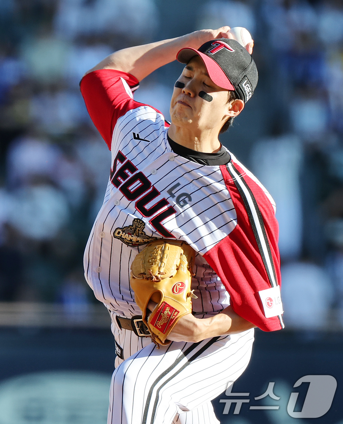 (서울=뉴스1) 김진환 기자 = 6일 오후 서울 송파구 잠실야구장에서 열린 프로야구 '2026 신한은행 SOL KBO리그' 삼성 라이온즈와 LG 트윈스의 경기, LG 선발 임찬규가 …