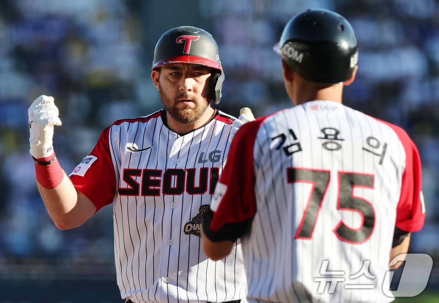 (서울=뉴스1) 김진환 기자 = 6일 오후 서울 송파구 잠실야구장에서 열린 프로야구 '2026 신한은행 SOL KBO리그' 삼성 라이온즈와 LG 트윈스의 경기, LG 오스틴이 1회 …