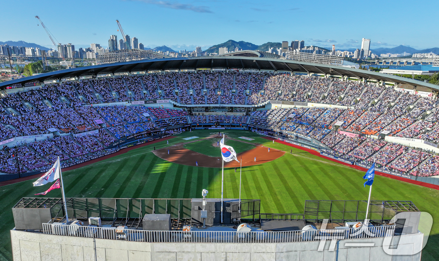 (서울=뉴스1) 김진환 기자 = 6일 오후 서울 송파구 잠실야구장에서 열린 프로야구 '2026 신한은행 SOL KBO리그' 삼성 라이온즈와 LG 트윈스의 경기, 양 팀 응원단이 열 …