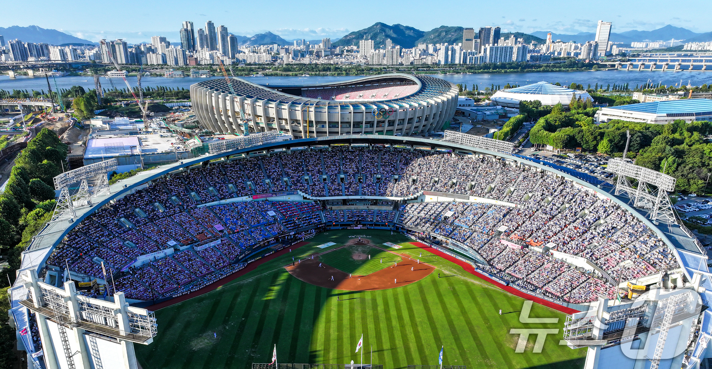 (서울=뉴스1) 김진환 기자 = 6일 오후 서울 송파구 잠실야구장에서 열린 프로야구 '2026 신한은행 SOL KBO리그' 삼성 라이온즈와 LG 트윈스의 경기, 양 팀 응원단이 열 …