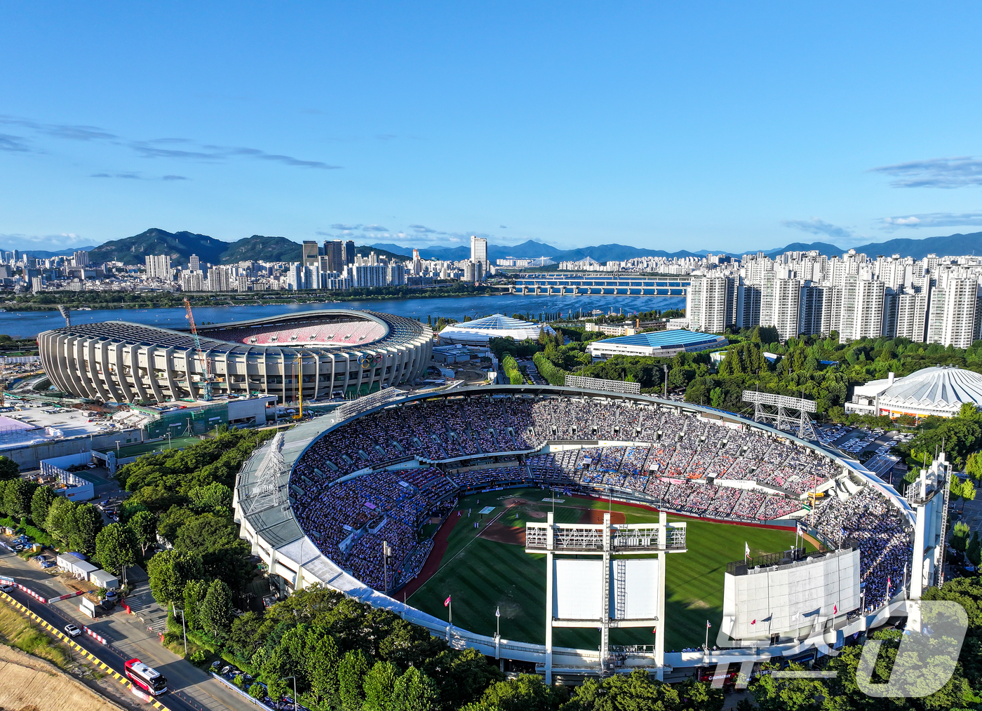 (서울=뉴스1) 김진환 기자 = 6일 오후 서울 송파구 잠실야구장에서 열린 프로야구 '2026 신한은행 SOL KBO리그' 삼성 라이온즈와 LG 트윈스의 경기, 양 팀 응원단이 열 …