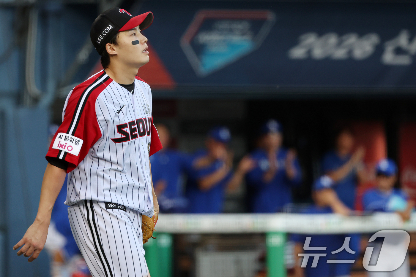 (서울=뉴스1) 김진환 기자 = 6일 오후 서울 송파구 잠실야구장에서 열린 프로야구 '2026 신한은행 SOL KBO리그' 삼성 라이온즈와 LG 트윈스의 경기, LG 선발 임찬규가 …