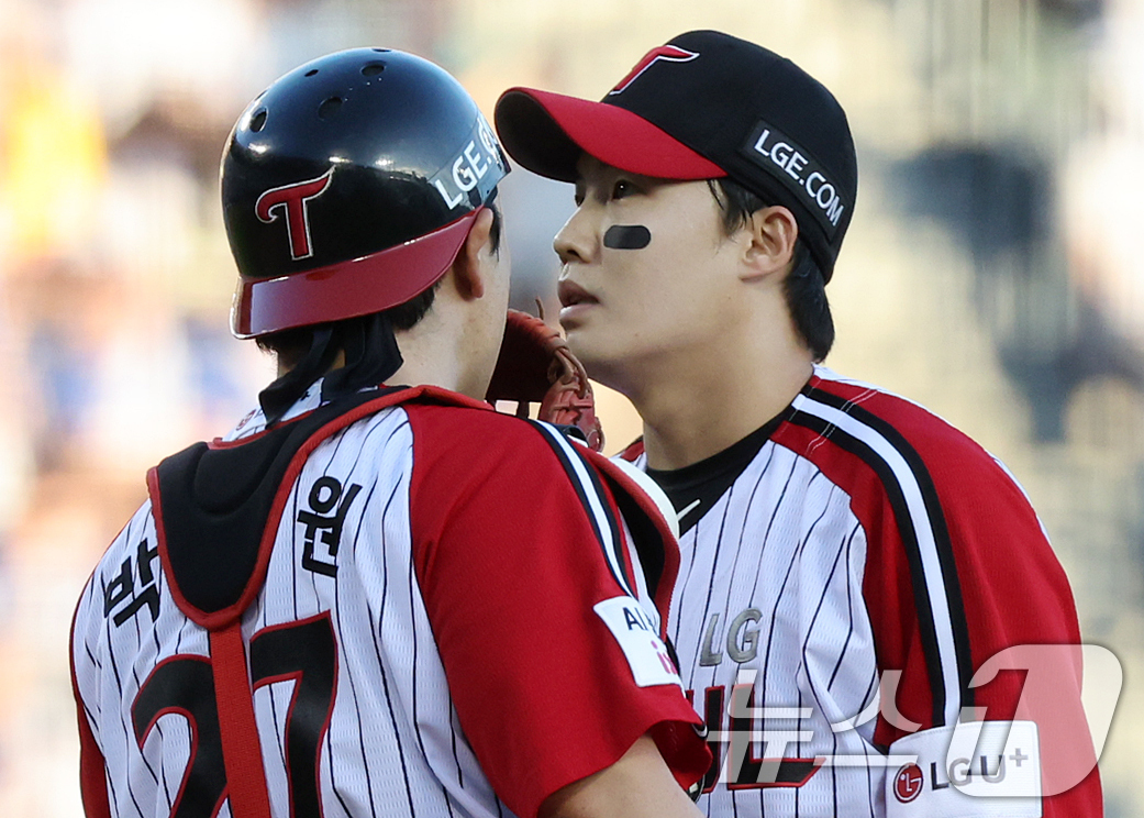 (서울=뉴스1) 김진환 기자 = 6일 오후 서울 송파구 잠실야구장에서 열린 프로야구 '2026 신한은행 SOL KBO리그' 삼성 라이온즈와 LG 트윈스의 경기, LG 선발 임찬규가 …