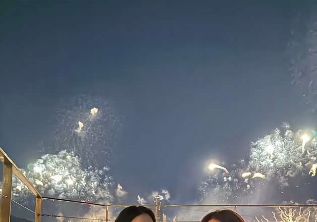 김옥빈, 동생 채서진과 불꽃축제 속 그림 같은 미모…똑단발 변신 [N샷]