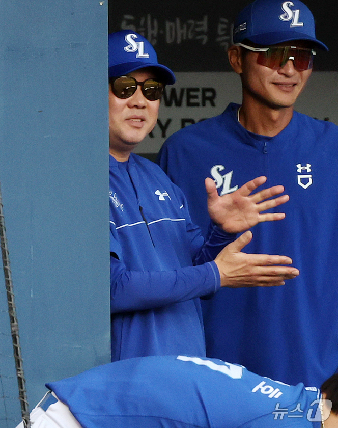 (서울=뉴스1) 김진환 기자 = 6일 오후 서울 송파구 잠실야구장에서 열린 프로야구 '2026 신한은행 SOL KBO리그' 삼성 라이온즈와 LG 트윈스의 경기, 삼성 박진만 감독이 …