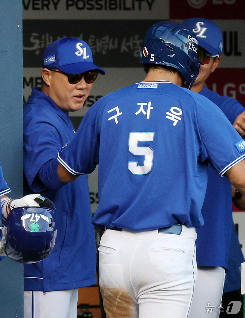 (서울=뉴스1) 김진환 기자 = 6일 오후 서울 송파구 잠실야구장에서 열린 프로야구 '2026 신한은행 SOL KBO리그' 삼성 라이온즈와 LG 트윈스의 경기, 삼성 박진만 감독이 …