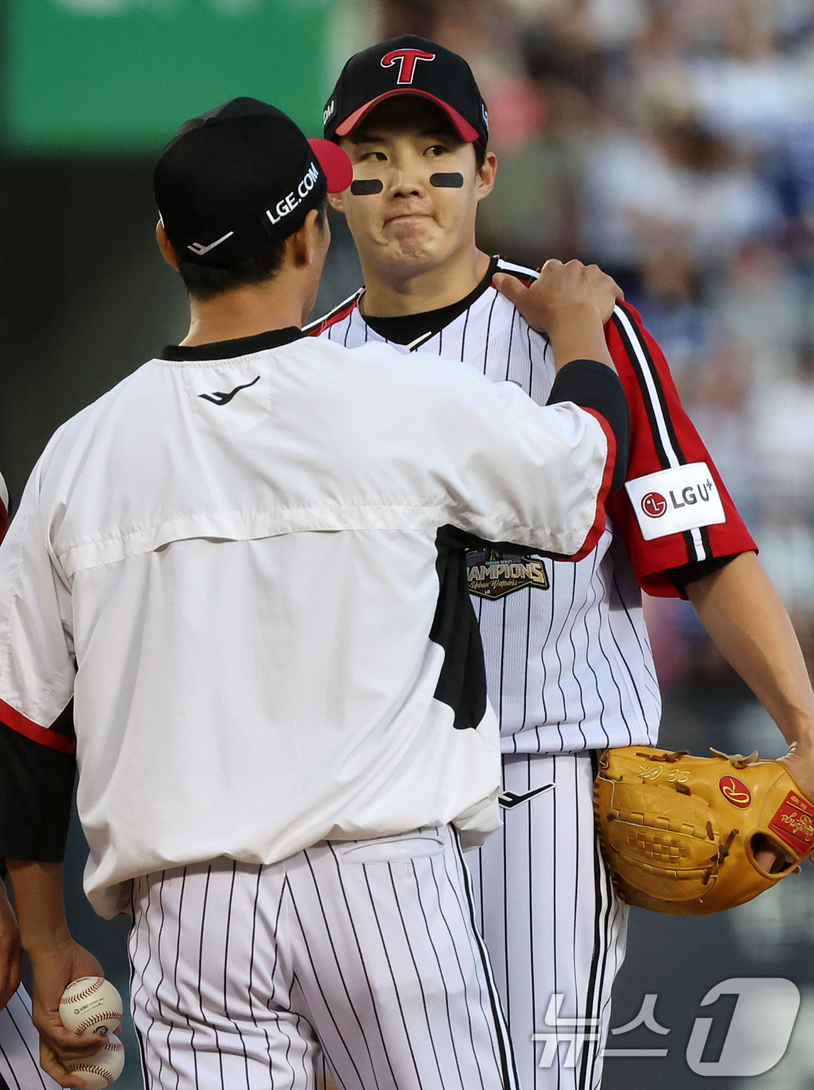 (서울=뉴스1) 김진환 기자 = 6일 오후 서울 송파구 잠실야구장에서 열린 프로야구 '2026 신한은행 SOL KBO리그' 삼성 라이온즈와 LG 트윈스의 경기, LG 임찬규가 6회 …