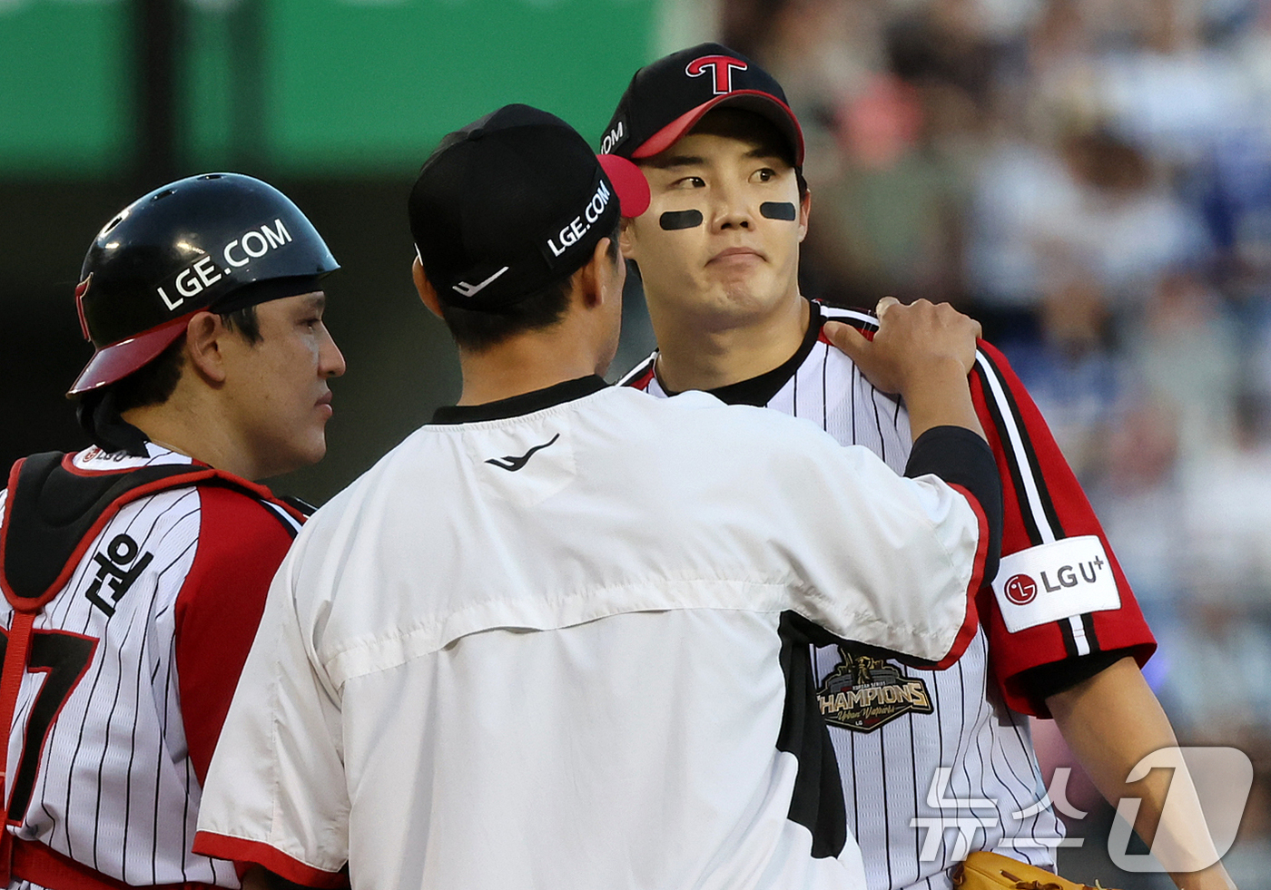(서울=뉴스1) 김진환 기자 = 6일 오후 서울 송파구 잠실야구장에서 열린 프로야구 '2026 신한은행 SOL KBO리그' 삼성 라이온즈와 LG 트윈스의 경기, LG 임찬규가 6회 …