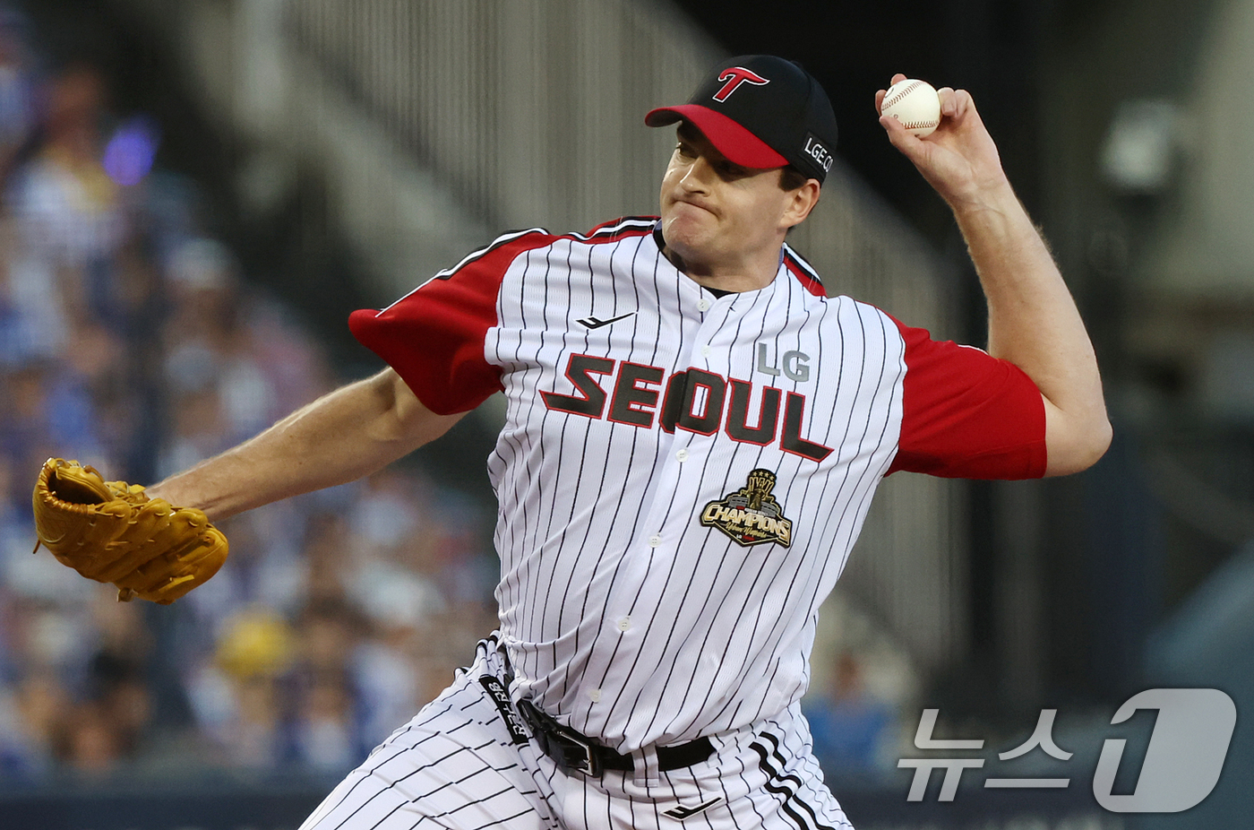 (서울=뉴스1) 김진환 기자 = 6일 오후 서울 송파구 잠실야구장에서 열린 프로야구 '2026 신한은행 SOL KBO리그' 삼성 라이온즈와 LG 트윈스의 경기, LG 케네디가 6회 …