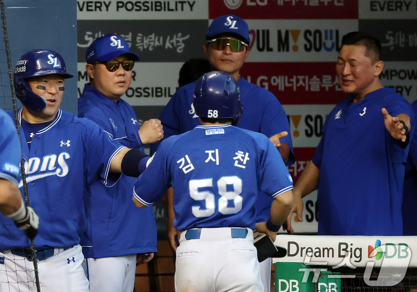 (서울=뉴스1) 김진환 기자 = 6일 오후 서울 송파구 잠실야구장에서 열린 프로야구 '2026 신한은행 SOL KBO리그' 삼성 라이온즈와 LG 트윈스의 경기, 삼성 박진만 감독이 …