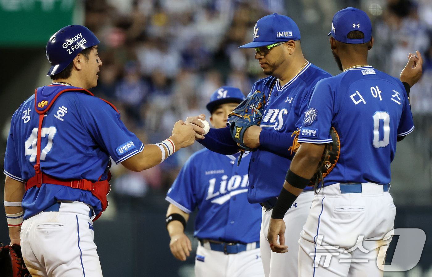(서울=뉴스1) 김진환 기자 = 6일 오후 서울 송파구 잠실야구장에서 열린 프로야구 '2026 신한은행 SOL KBO리그' 삼성 라이온즈와 LG 트윈스의 경기, 삼성 선발 후라도가 …