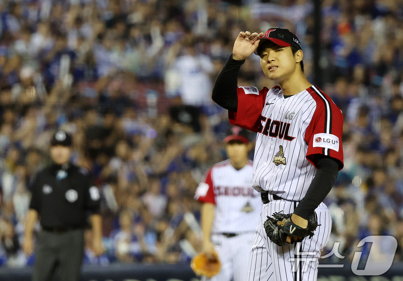 (서울=뉴스1) 김진환 기자 = 6일 오후 서울 송파구 잠실야구장에서 열린 프로야구 '2026 신한은행 SOL KBO리그' 삼성 라이온즈와 LG 트윈스의 경기, LG 우강훈이 7회 …