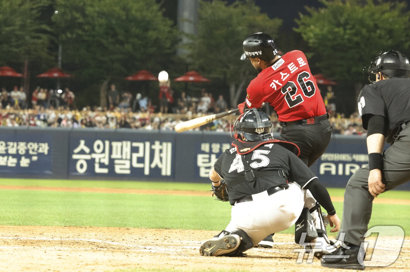 본문 이미지 - 6일 광주-기아 챔피언스필드에서 열린 2026 신한 SOL뱅크 KBO리그 KIA 타이거즈와 KT 위즈의 경기, KIA가 4-2로 앞선 6회말 2사 1·2루 상황에서 카스트로가 우익선상 2루타를 때려내고 있다. 2026.9.6 ⓒ 뉴스1 김태성 기자