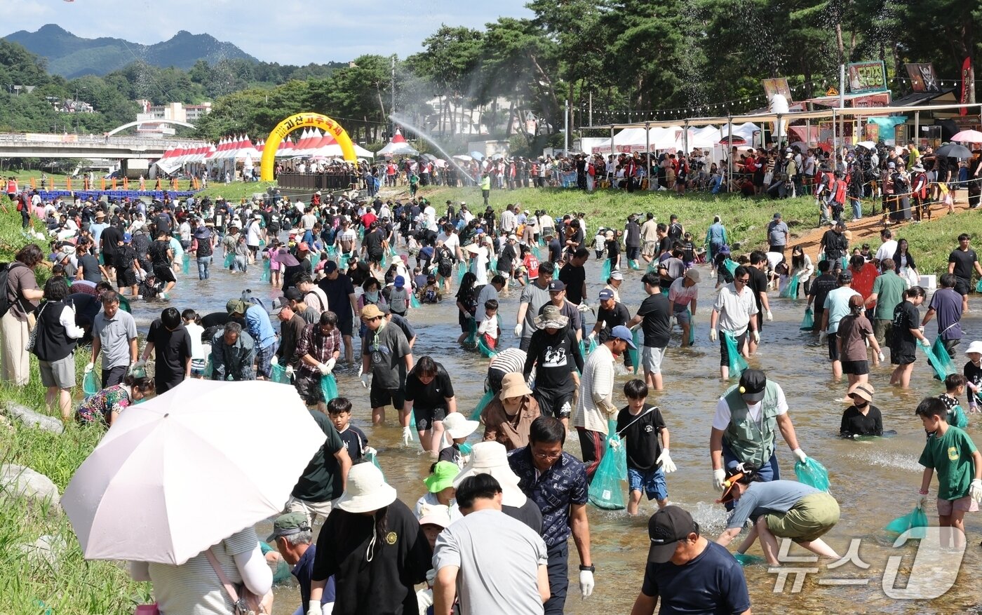 본문 이미지 - 괴산고추축제 '고추 물고기를 잡아라'에 몰린 인파.(괴산군 제공. 재판매 및 DB금지)/뉴스1